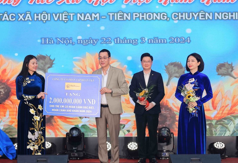 Ảnh 1: Đại diện Tập đoàn T&T Group trao ủng hộ Trung tâm Công tác xã hội và Quỹ Bảo trợ trẻ em TP Hà Nội 2 tỷ đồng