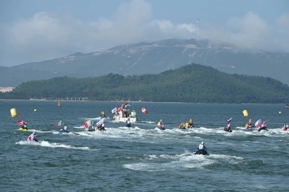 Trình diễn mô tô nước tại vịnh Thị Nại (sự kiện thuộc Tuần lễ Amazing Binh Dinh Fest 2024)