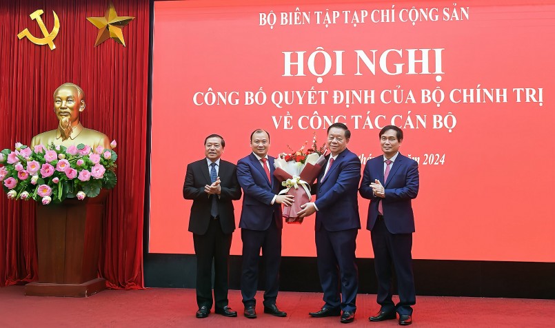 Trưởng Ban Tuyên giáo Trung ương Nguyễn Trọng Nghĩa cùng lãnh đạo Ban Tuyên giáo Trung ương tặng hoa chúc mừng ông Lê Hải Bình. Ảnh: Hoàng Lê