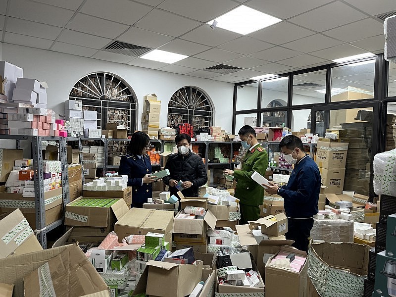 Lực lượng chức năng kiểm tra kho hàng chủ yếu được bán online. Lực lượng chức năng kiểm tra kho hàng chủ yếu được bán online.