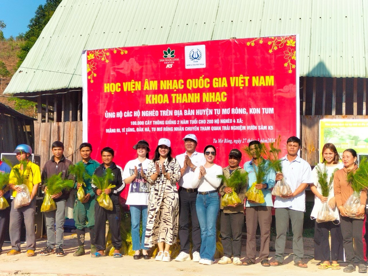 100.000 cây thông giống  được tặng cho 200 hộ đồng bào Xơ Đăng nghèo