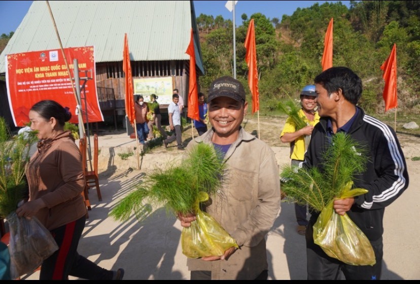 100.000 cây thông giống  được tặng cho 200 hộ đồng bào Xơ Đăng nghèo