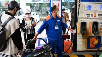 Giá xăng tăng mạnh, RON95 tiến sát mốc 25.000 đồng/lít