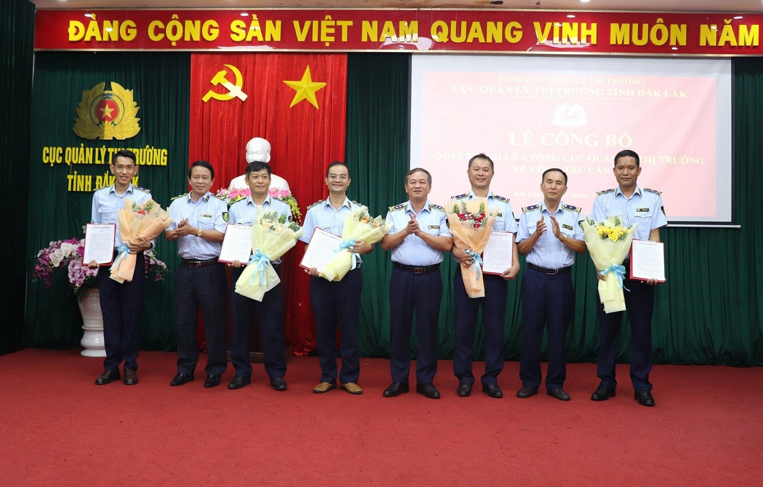 Ông Mai Mạnh Toàn thay mặt Tổng Cục Quản lý thị trường trao các quyết định bổ nhiệm.