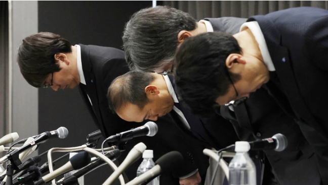 Ban lãnh đạo Kobayashi Pharmaceutical cúi đầu trong buổi họp báo ở Osaka vào ngày 28-3 - Nguồn: AFP