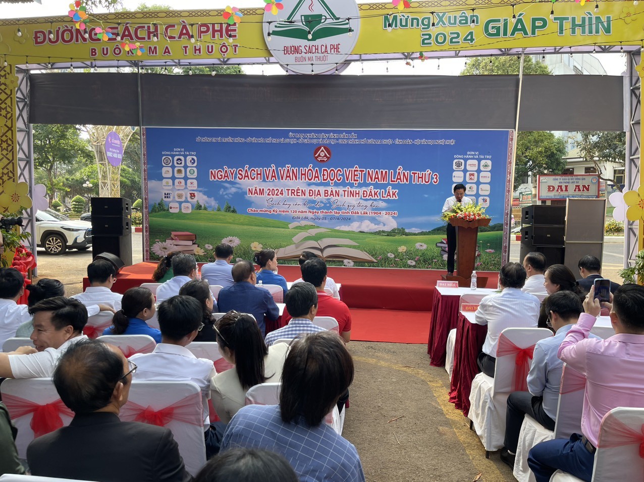 Giám đốc Sở Thông tin-Truyền thông tỉnh Đắk Lắk Trương Hoài Anh phát biểu khai mạc Ngày Sách và Văn hóa đọc Việt Nam lần thứ 3 năm 2024 trên địa bàn tỉnh Đắk Lắk. Giám đốc Sở Thông tin-Truyền thông tỉnh Đắk Lắk Trương Hoài Anh phát biểu khai mạc Ngày Sách và Văn hóa đọc Việt Nam lần thứ 3 năm 2024 trên địa bàn tỉnh Đắk Lắk.