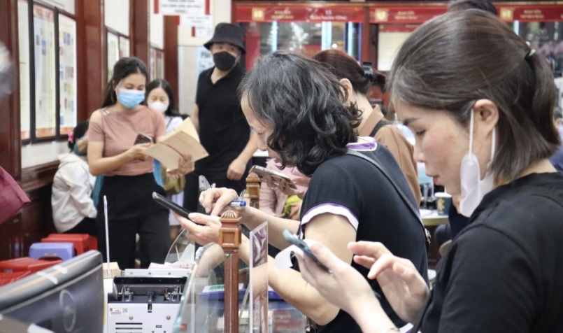 khách xếp hàng dài chờ giao dịch.