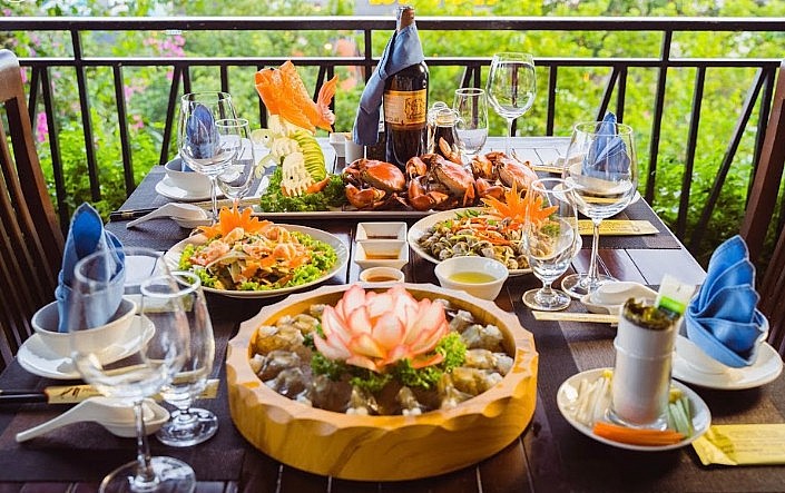 Một bữa ăn tiêu biểu tại nhà hàng Ngọc Phương Nam. Một bữa ăn tiêu biểu tại nhà hàng Ngọc Phương Nam.