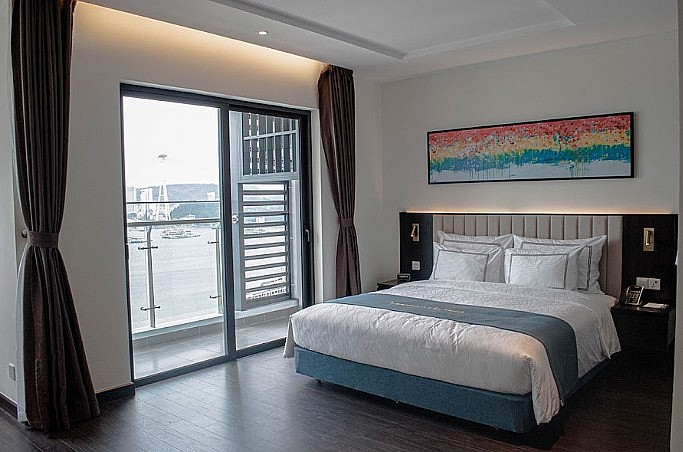 Đến với Hạ Long, không thể bỏ qua hoạt động chèo thuyền. Đến với Hạ Long, không thể bỏ qua hoạt động chèo thuyền.