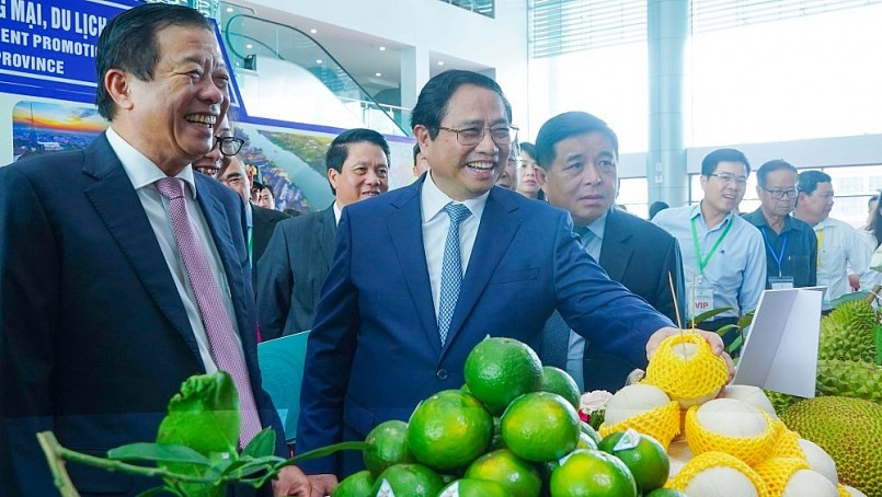 Thủ tướng Phạm Minh Chính thamThủ tướng Chính phủ Phạm Minh Chính cùng đại biểu tham quan khu trưng bày sản phẩm đặc trưng của địa phương. Ảnh: Tạ Quang quan gian trưng bày, giới thiệu sản phẩm nông nghiệp của tỉnh Vĩnh Long - Ảnh VGP Thủ tướng Phạm Minh Chính thamThủ tướng Chính phủ Phạm Minh Chính cùng đại biểu tham quan khu trưng bày sản phẩm đặc trưng của địa phương. Ảnh: Tạ Quang quan gian trưng bày, giới thiệu sản phẩm nông nghiệp của tỉnh Vĩnh Long - Ảnh VGP