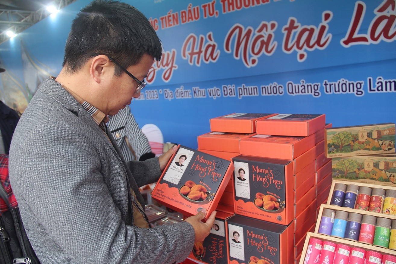 Hồng treo gió công nghệ Nhật Bản, đặc sản Đà Lạt mà ít nơi nào có được.