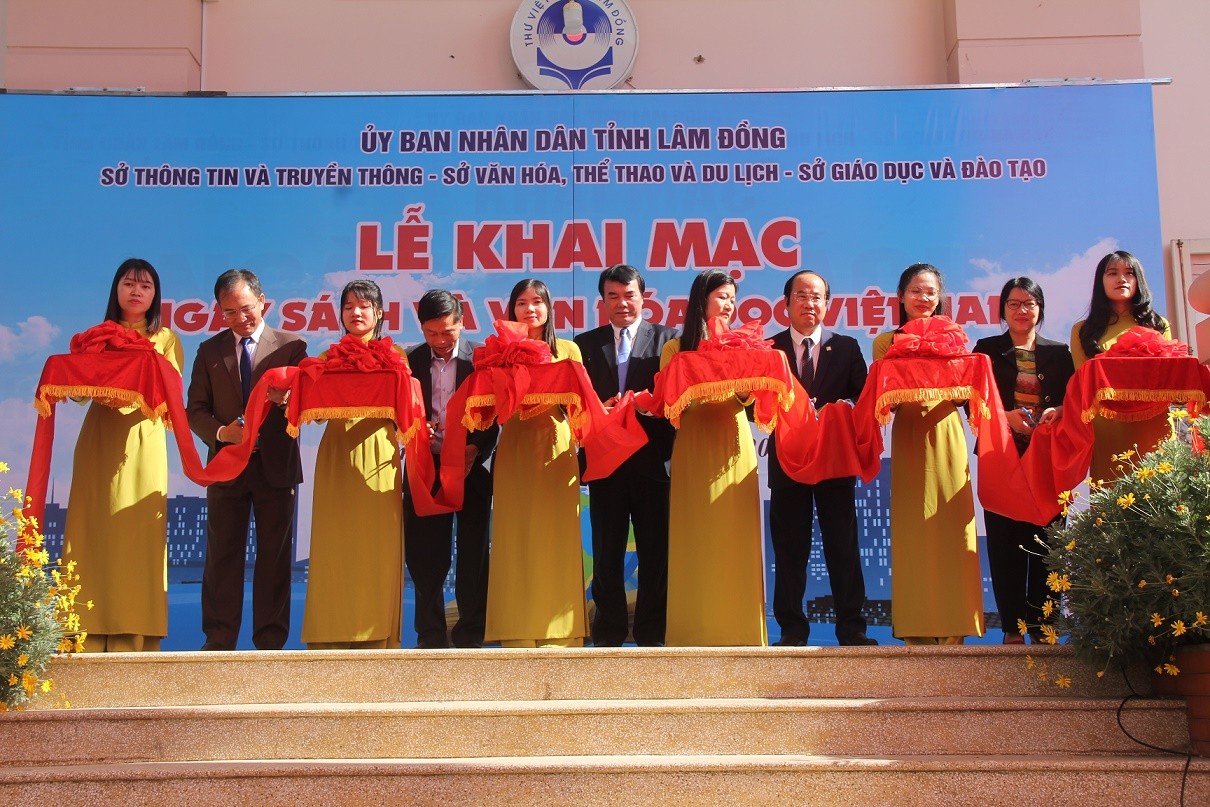 Đại biểu cắt băng khai mạc. Đại biểu cắt băng khai mạc.