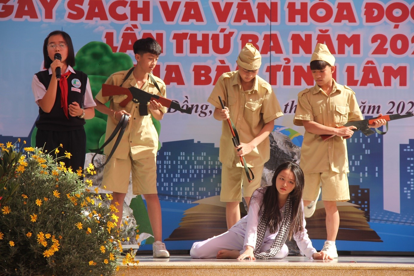 tiết mục Kể chuyện: “Võ Thị Sáu - Người anh hùng đất đỏ” do em Lê Võ Thiên Thanh, học sinh lớp 6A10, Trường THCS Nguyễn Du, Đà Lạt trình bày. tiết mục Kể chuyện: “Võ Thị Sáu - Người anh hùng đất đỏ” do em Lê Võ Thiên Thanh, học sinh lớp 6A10, Trường THCS Nguyễn Du, Đà Lạt trình bày.