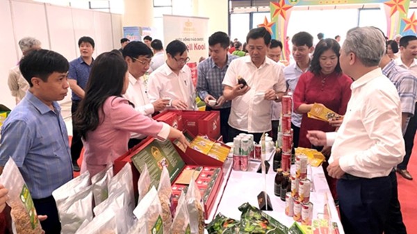 Hà Nội trao danh hiệu 15 làng nghề và 104 sản phẩm OCOP đạt 4 sao