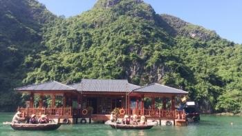 Tạm dừng đón khách tham quan Trung tâm Văn hoá nổi Cửa Vạn