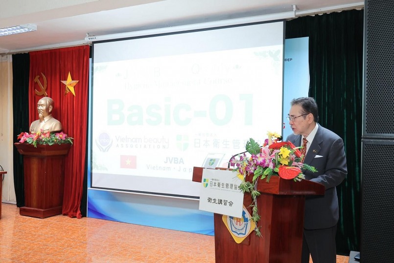 Ông Asakuma Yasuyoshi – Trưởng Ban Thư ký Hiệp hội giao lưu ngành tóc và chăm sóc sắc đẹp JVBA đại diện phía Nhật Bản phát biểu trong chương trình.