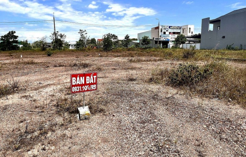 Thị trường đất nền ấm dần. Ảnh TTXVN