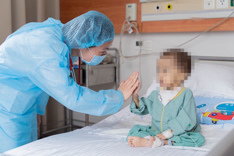 Bà hiến gan cứu sống cháu gái 2 tuổi suy gan giai đoạn cuối Bà hiến gan cứu sống cháu gái 2 tuổi suy gan giai đoạn cuối