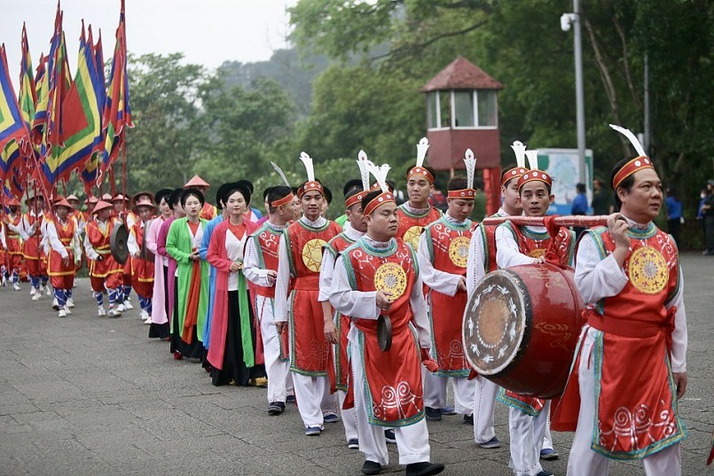 Dù trời mưa, hàng vạn người dân, du khách thập phương đã về đền Hùng dâng hương tưởng niệm các vua Hùng. Ảnh Minh Ngọc Dù trời mưa, hàng vạn người dân, du khách thập phương đã về đền Hùng dâng hương tưởng niệm các vua Hùng. Ảnh Minh Ngọc