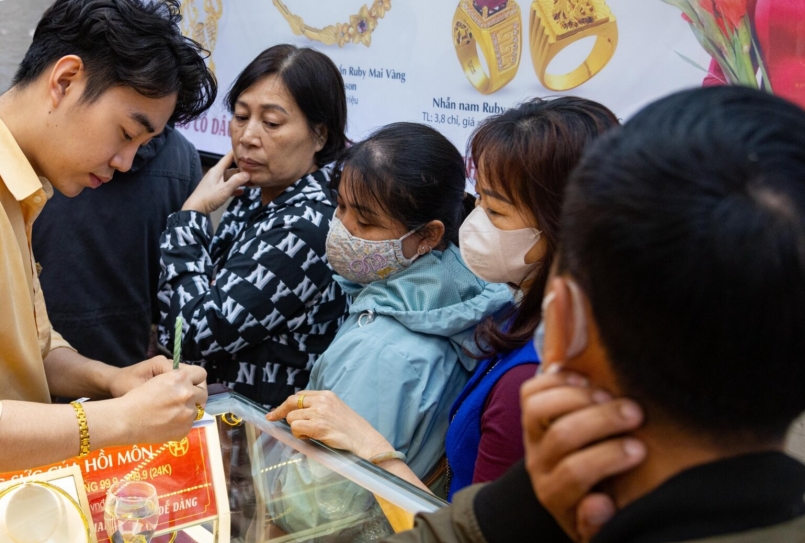 Khách lấy phiếu để chờ đến lượt vào mua, bán vàng. Khách lấy phiếu để chờ đến lượt vào mua, bán vàng.