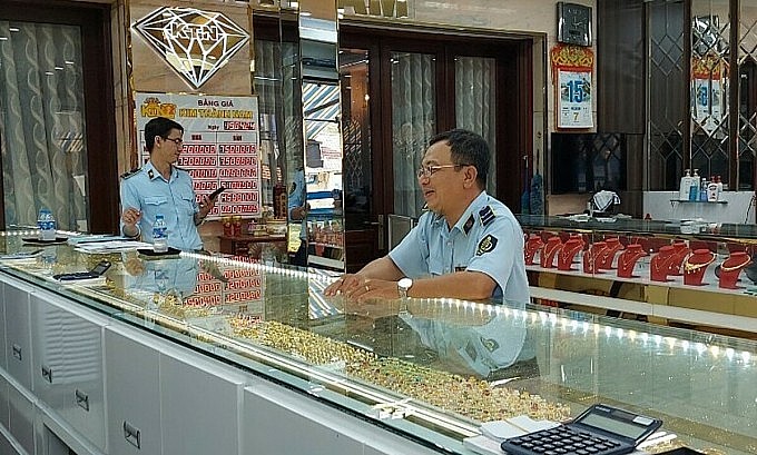 Quản lý thị trường TP.HCM vừa kiểm tra, tạm giữ nhiều vàng, trang sức không rõ nguồn gốc xuất xứ - Ảnh: QLTT