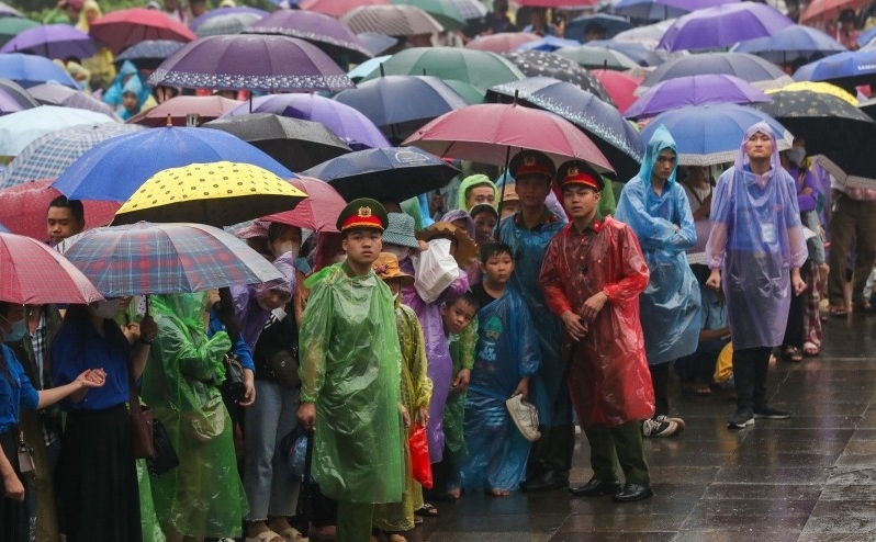 dù sáng 18/4, thời tiết có mưa lớn nhưng các CBCS Công an vẫn túc trực tại mọi vị trí .