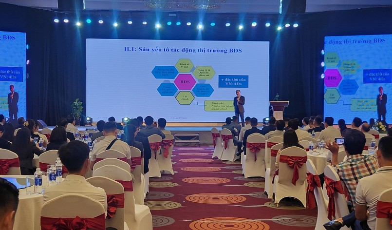 Các chuyên gia chia sẻ tại hội thảo. Ảnh: Duy Hậu