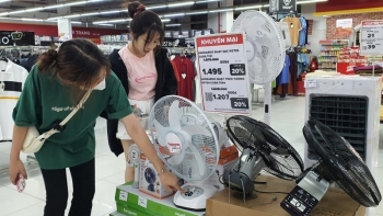 Mới đầu hè, nhiều người đã đổ xô mua quạt tích điện đề phòng “cháy hàng”