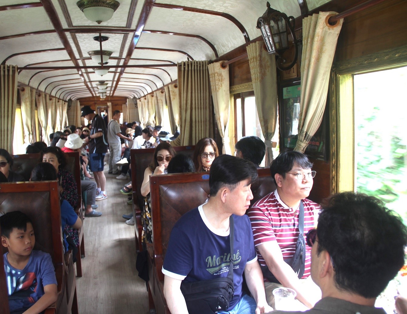 Du khách trên chuyến tàu Đà Lạt- Trại Mát. Du khách trên chuyến tàu Đà Lạt- Trại Mát.