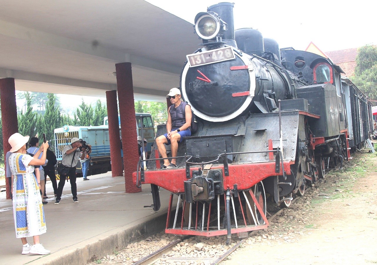 Du khách nước ngoài thích thú chụp ảnh lưu niệm bên trên đầu máy của tòa tàu cổ ảnh Du khách nước ngoài thích thú chụp ảnh lưu niệm bên trên đầu máy của tòa tàu cổ ảnh