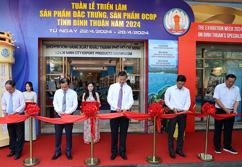 Nghi thức cắt băng khai mạc.