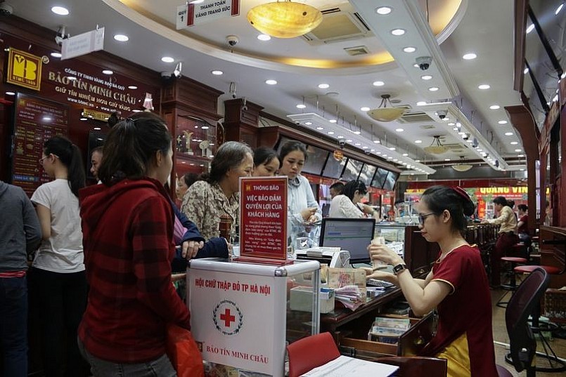 nhiều nhà đầu tư và người dân đã mang vàng đi bán lo ngại giá vàng sẽ giảm tiếp. Ảnh minh họa