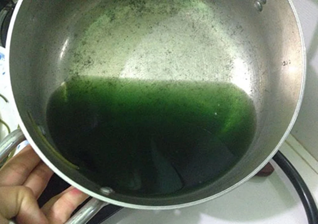 Nước rau muống chuyển màu xanh đậm là do có môi trường kiềm trong nước cao, không phải tàn dư của thuốc trừ sâu Nguồn: VietQ