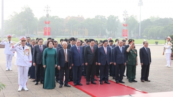 Lãnh đạo Đảng, Nhà nước vào Lăng viếng Chủ tịch Hồ Chí Minh nhân kỷ niệm 49 năm thống nhất đất nước