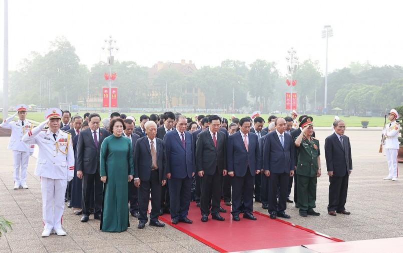 Trước anh linh Chủ tịch Hồ Chí Minh, Đoàn đại biểu đã bày tỏ lòng biết ơn vô hạn, thành kính tưởng nhớ công lao to lớn của Người đối với sự nghiệp cách mạng của Đảng và dân tộc ta Trước anh linh Chủ tịch Hồ Chí Minh, Đoàn đại biểu đã bày tỏ lòng biết ơn vô hạn, thành kính tưởng nhớ công lao to lớn của Người đối với sự nghiệp cách mạng của Đảng và dân tộc ta