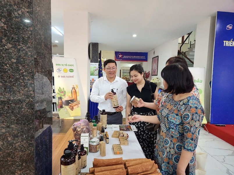 Khách hàng tham quan gian hàng quế Trà My của Hợp tác xã quế Trà My - Minh Phúc (Bắc Trà My) tại lễ hội. Ảnh: CTV