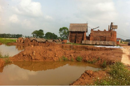 Hình ảnh hố nước do lấy đất làm gạch để lại Hình ảnh hố nước do lấy đất làm gạch để lại