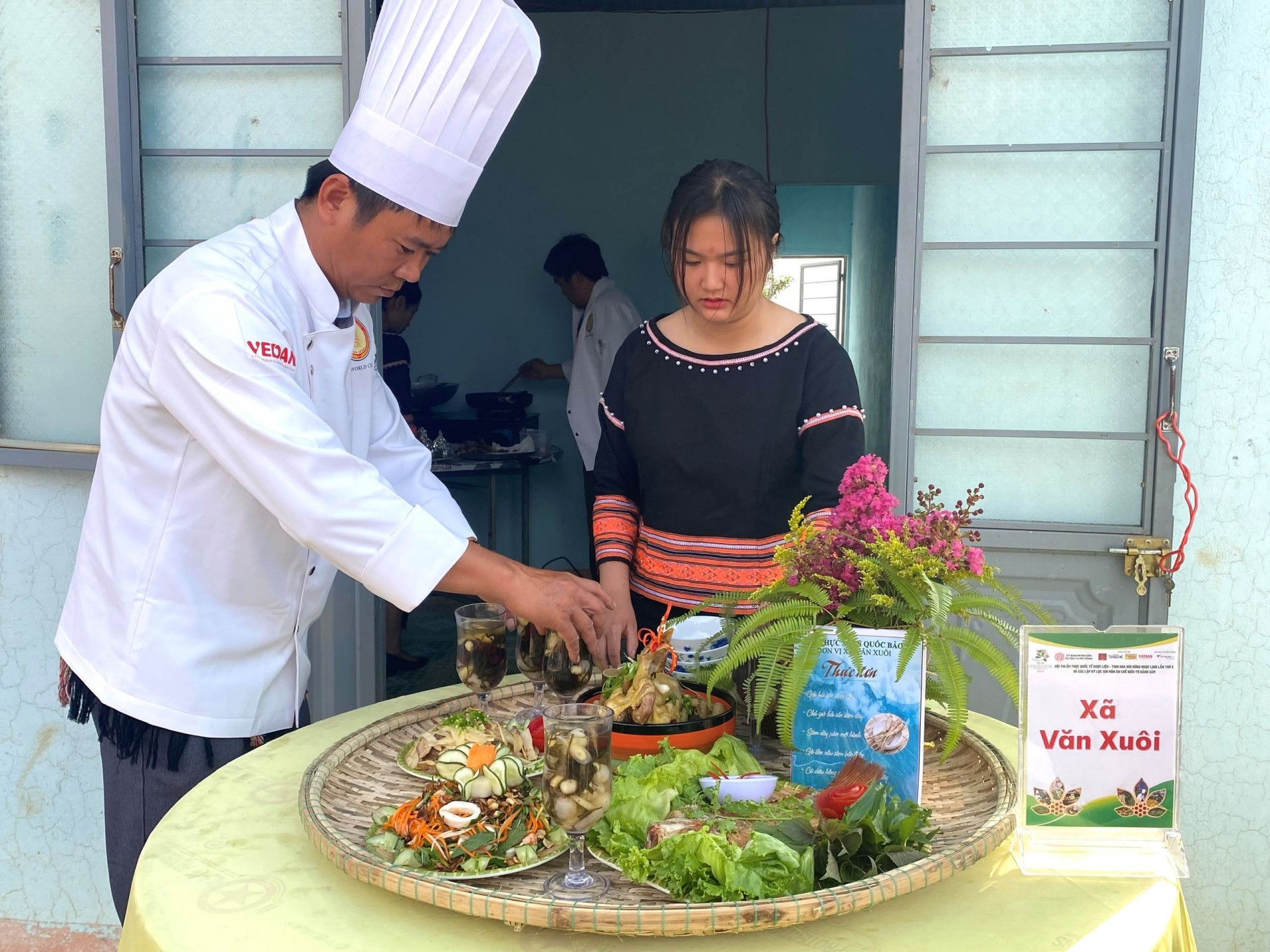 Đầu bếp đang chuẩn bị món ăn.