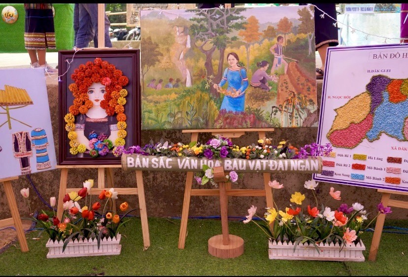 Những tác phẩm nghệ thuật của hội thi triển lãm nghệ thuật” Thắp sáng ước mơ-Thổi hồn vào đá” dành cho học sinh và giáo viên.