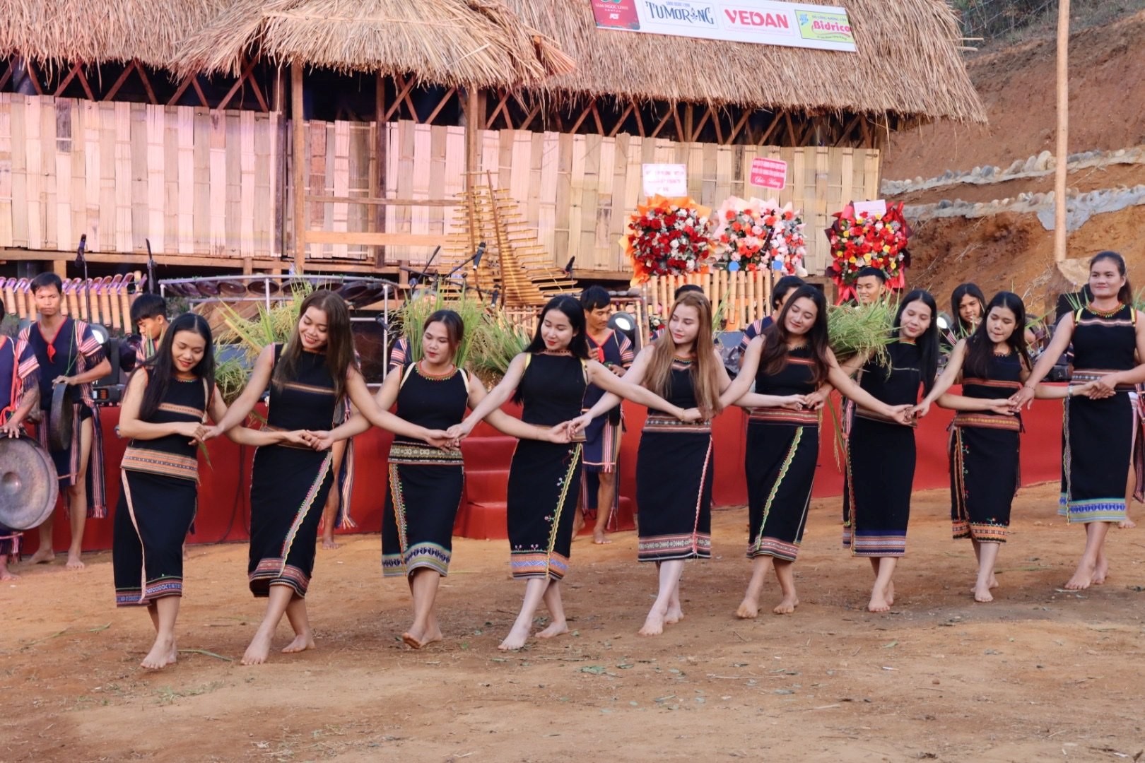 Các em học sinh trình diễn bài thi cồng chiêng của mình.