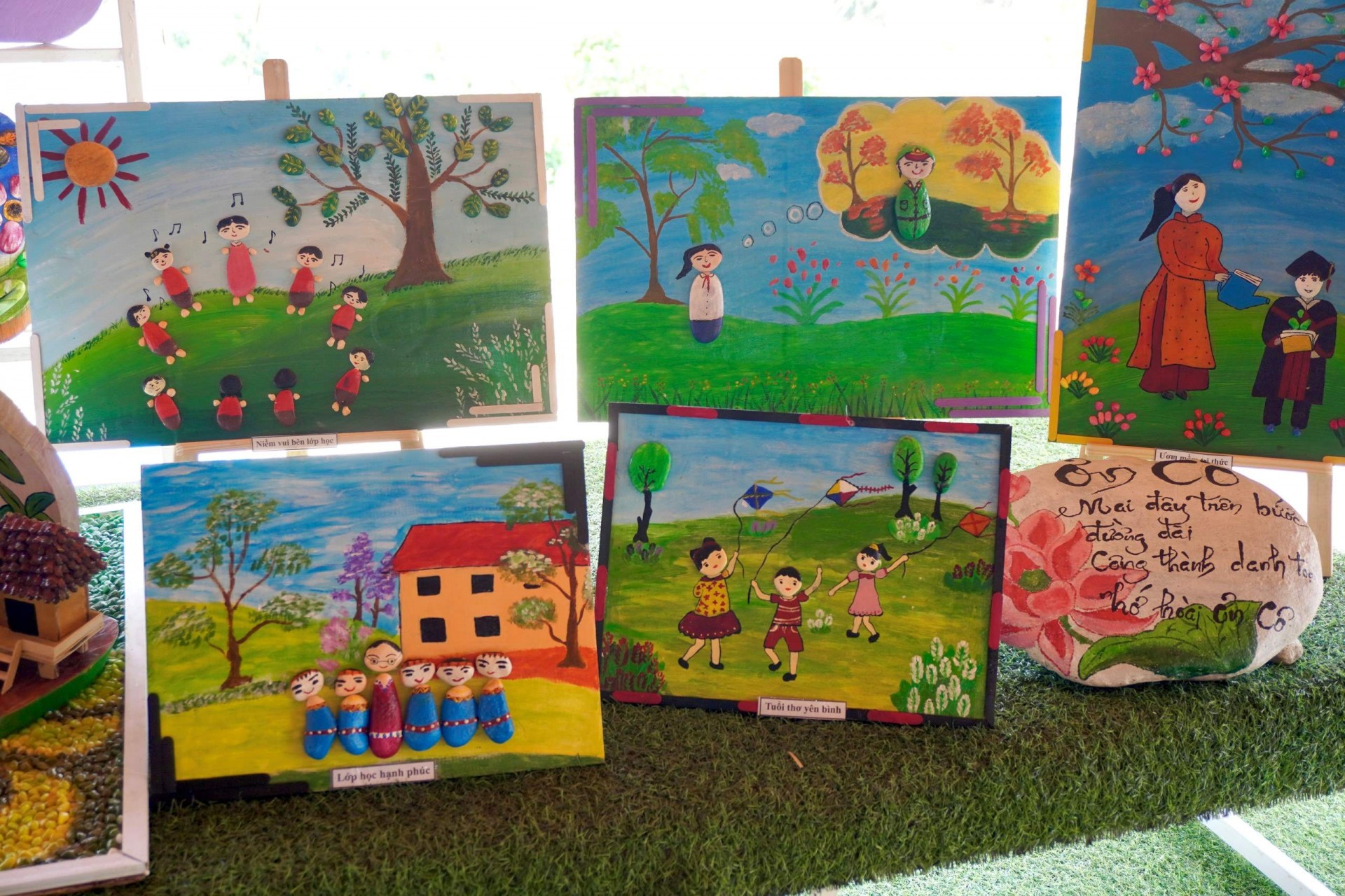 Các tác phẩm nghệ thuật tập trung phản ánh vẻ đẹp thiên nhiên, văn hoá đặc sắc đồng bào Xơ Đăng; khát vọng học tập, sản xuất vươn lên làm giàu; niềm tin tuyệt đối của đồng bào Xơ Đăng đối với sự lãnh đạo của Đảng và nhà nước trong việc xây dựng Tu Mơ Rông giàu mạnh.