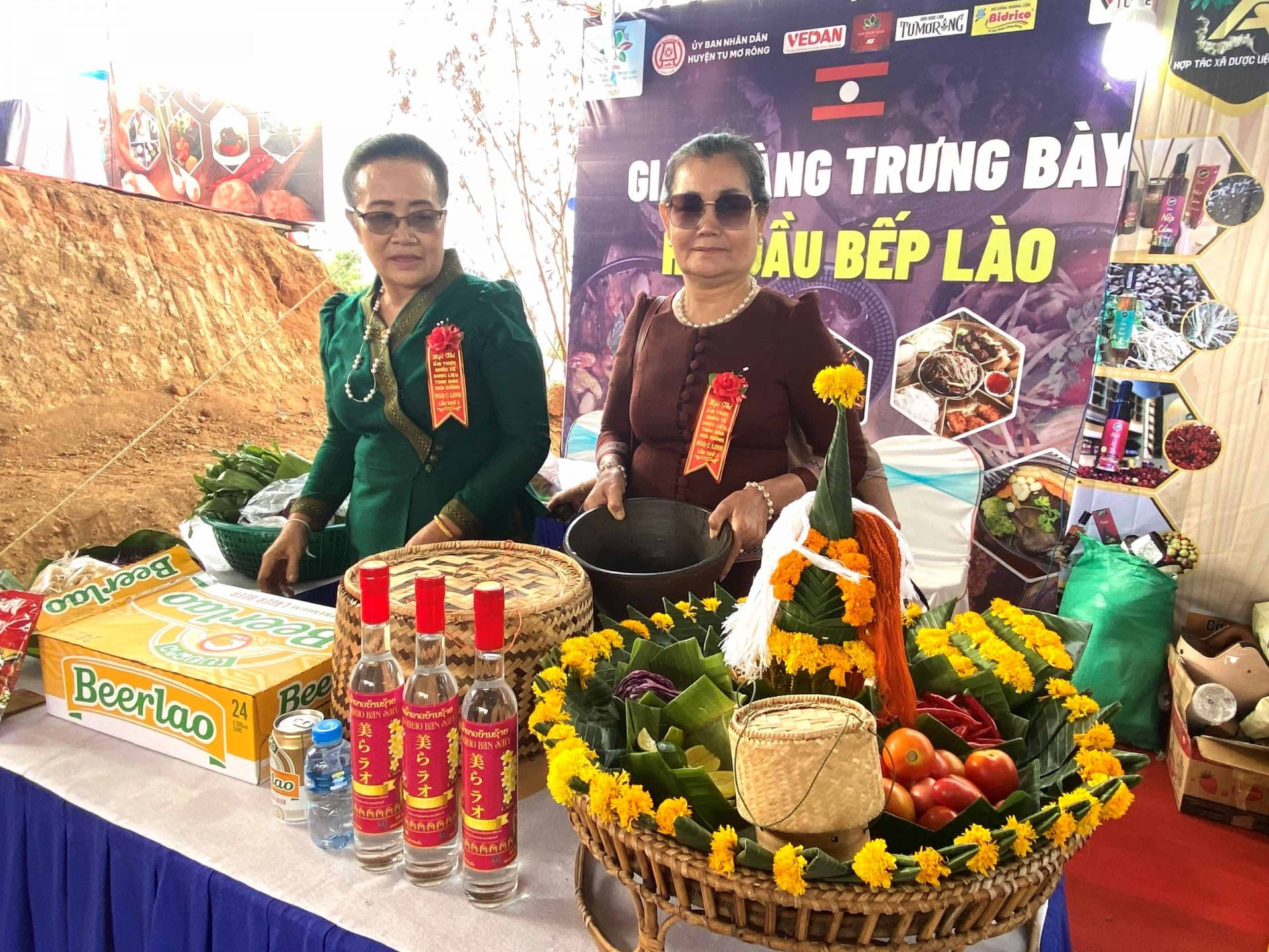 Các đầu bếp đến từ nước Lào mang tới hội thi những món ăn lạ mắt, hấp dẫn.