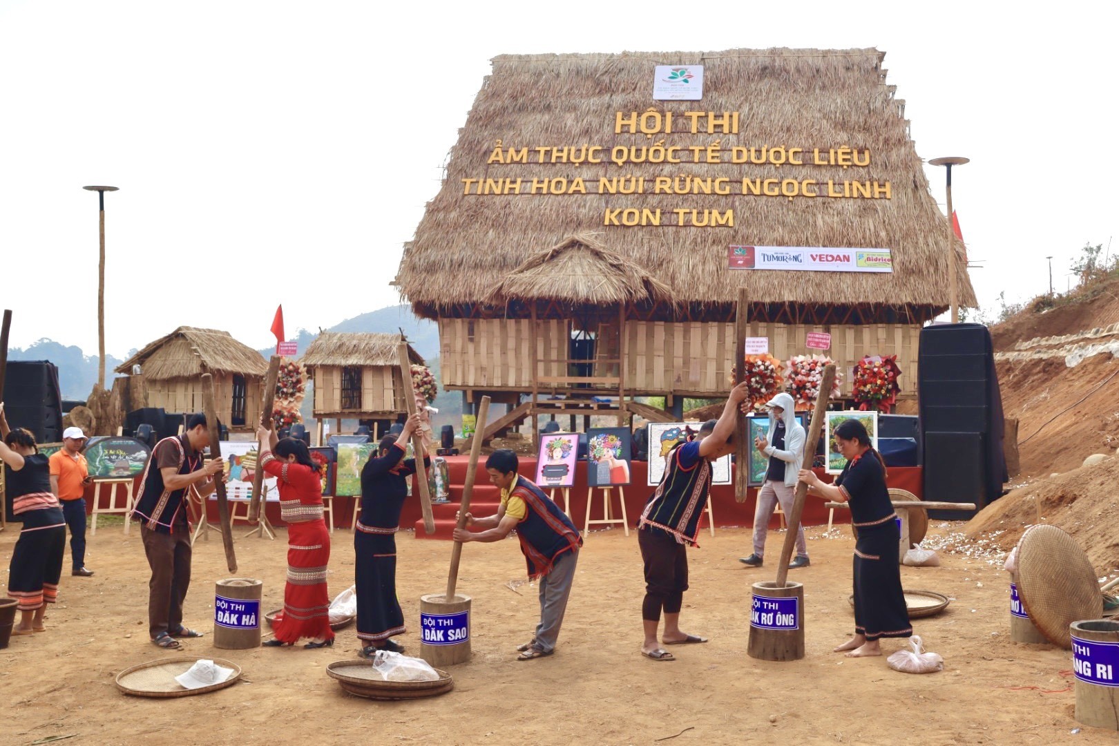 Hội thi giã gạo.