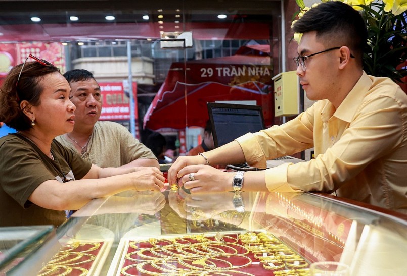 Thời điểm này nhà đầu tư và người dân nên bán vàng chốt lời nhiều hơn là mua vào. Ảnh: Chí Hiếu