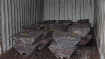 Phát hiện 6 container kim loại xuất khẩu “đội lốt” gỗ ván ép