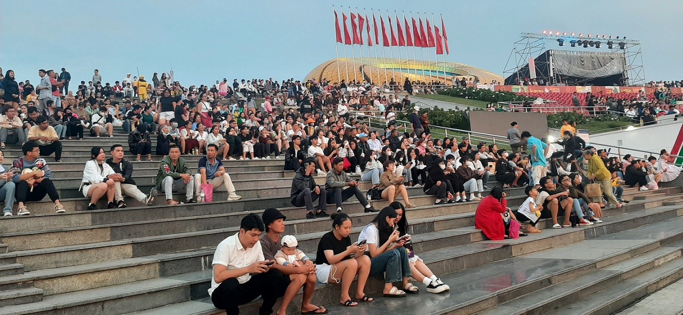 Du khách tập trung vui chơi, giải trí tại Quảng Trường Lâm Viên Đà Lạt vào buổi chiều.