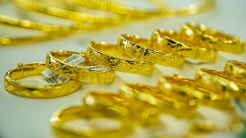 Giá liên tục giảm, vì sao vàng nhẫn vẫn khan hàng?