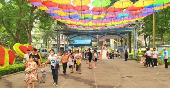 Năm nay, Vườn thú Hà Nội được trang trí trẻ trung, rực rỡ, phù hợp với các em nhỏ Năm nay, Vườn thú Hà Nội được trang trí trẻ trung, rực rỡ, phù hợp với các em nhỏ