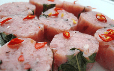 Thưởng thức nem chua Thanh Hóa đã chín