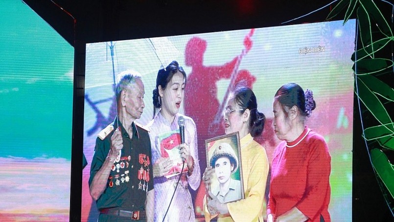 Cầu truyền hình Dưới lá cờ Quyết Thắng - bức tranh toàn cảnh về chiến thắng lịch sử Điện Biên Phủ Cầu truyền hình Dưới lá cờ Quyết Thắng - bức tranh toàn cảnh về chiến thắng lịch sử Điện Biên Phủ